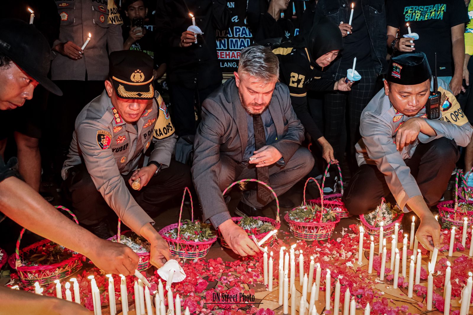 Ribuan Bonek Dan Personil Polri Polrestabes Surabaya Gelar Doa Besama ...